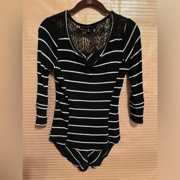 ALMOST FAMOUS~BLOUSE~BLACK& WHITE~M - Picture 1 of 9